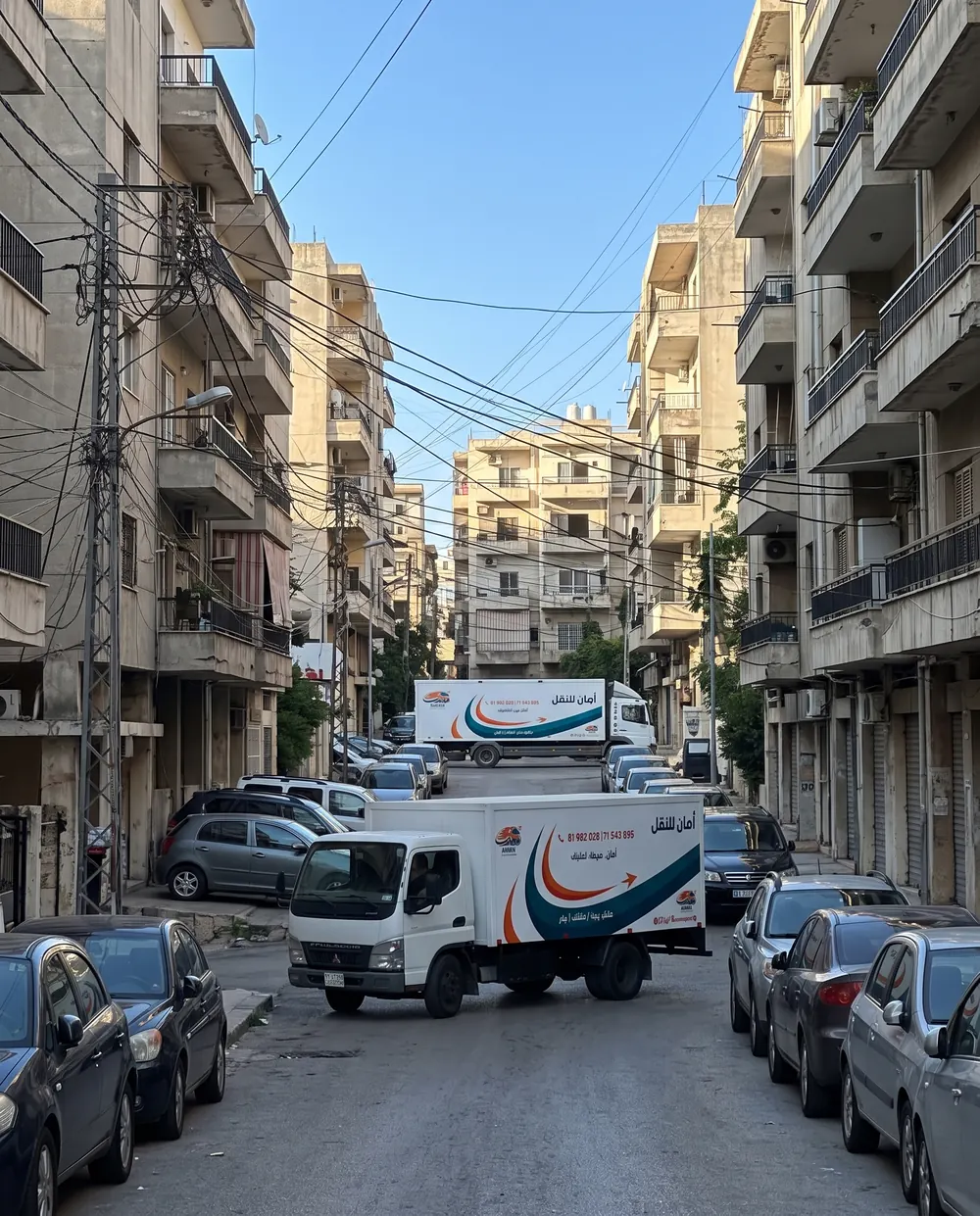 شاحنتين لأمان بشارع ضيّق ببيروت